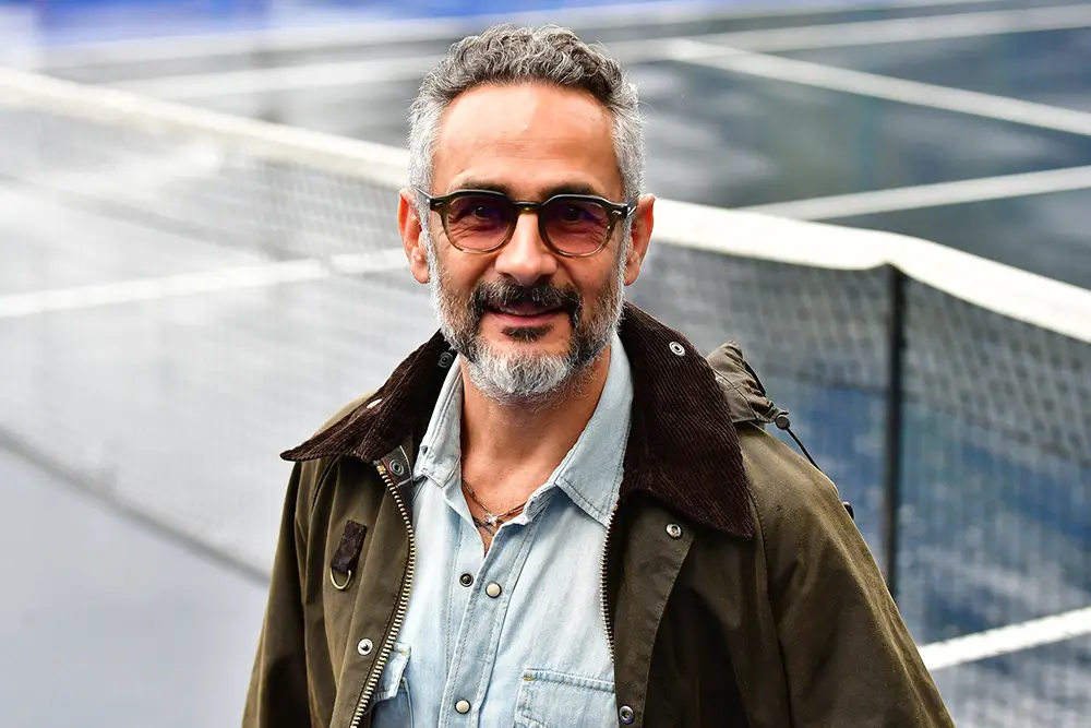 Ara Vartanian, criador do troféu do SP Open 2026, posa durante o torneio de tênis no Parque Villa-Lobos.