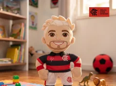 Pelúcia do Arrasquinha vestindo uniforme do Flamengo é apresentada como produto oficial licenciado pelo clube.