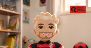 Pelúcia do Arrasquinha vestindo uniforme do Flamengo é apresentada como produto oficial licenciado pelo clube.