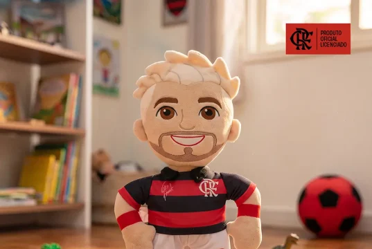 Pelúcia do Arrasquinha vestindo uniforme do Flamengo é apresentada como produto oficial licenciado pelo clube.