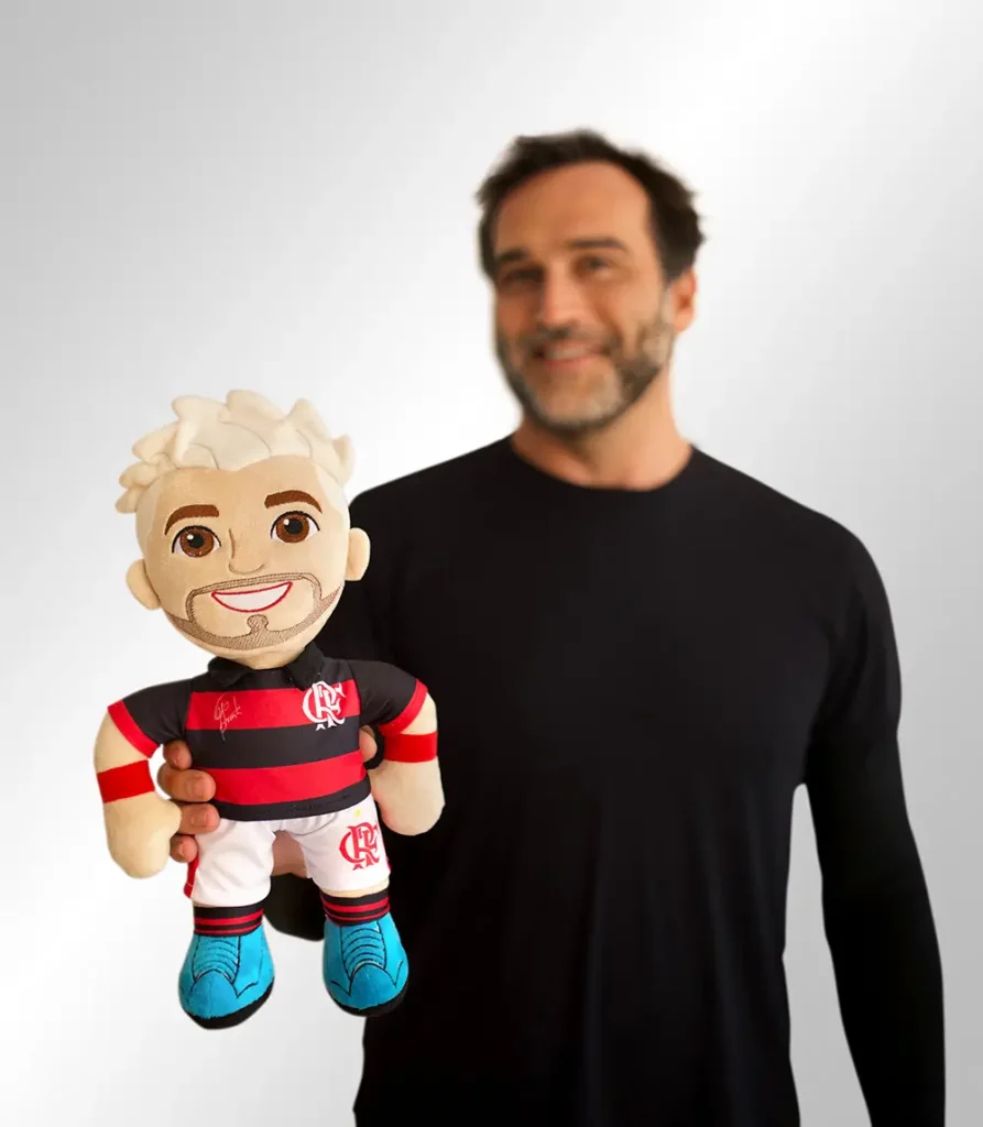 Arrasquinha, personagem inspirado em Arrascaeta, é apresentado ao lado de Guilherme Breder, da AG2A.