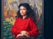 Mulher usando relógio Casio Vintage posa diante de uma pintura clássica na campanha Vintage Masterpiece, que conecta relojoaria e arte.