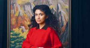 Mulher usando relógio Casio Vintage posa diante de uma pintura clássica na campanha Vintage Masterpiece, que conecta relojoaria e arte.