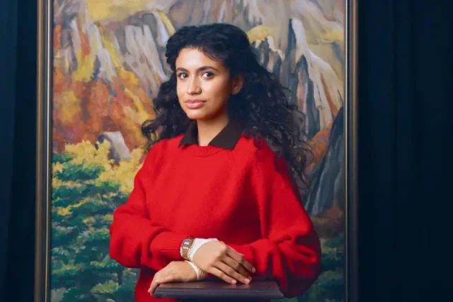 Mulher usando relógio Casio Vintage posa diante de uma pintura clássica na campanha Vintage Masterpiece, que conecta relojoaria e arte.