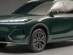 Geely amplia investimento no Brasil e inicia produção do EX5 EM-i Geely EX5 EM-i, SUV híbrido plug-in da Geely, apresentado em vista frontal e lateral.