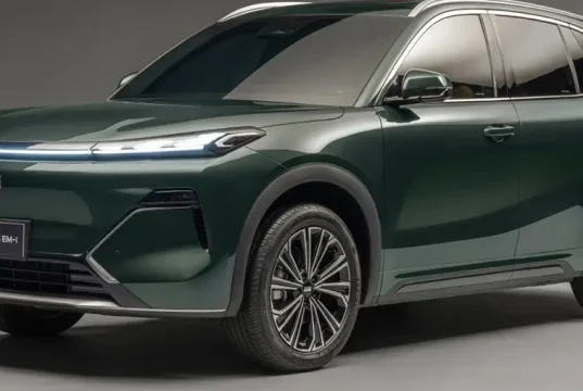 Geely EX5 EM-i, SUV híbrido plug-in da Geely, apresentado em vista frontal e lateral.