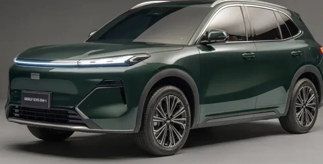 Geely EX5 EM-i, SUV híbrido plug-in da Geely, apresentado em vista frontal e lateral.