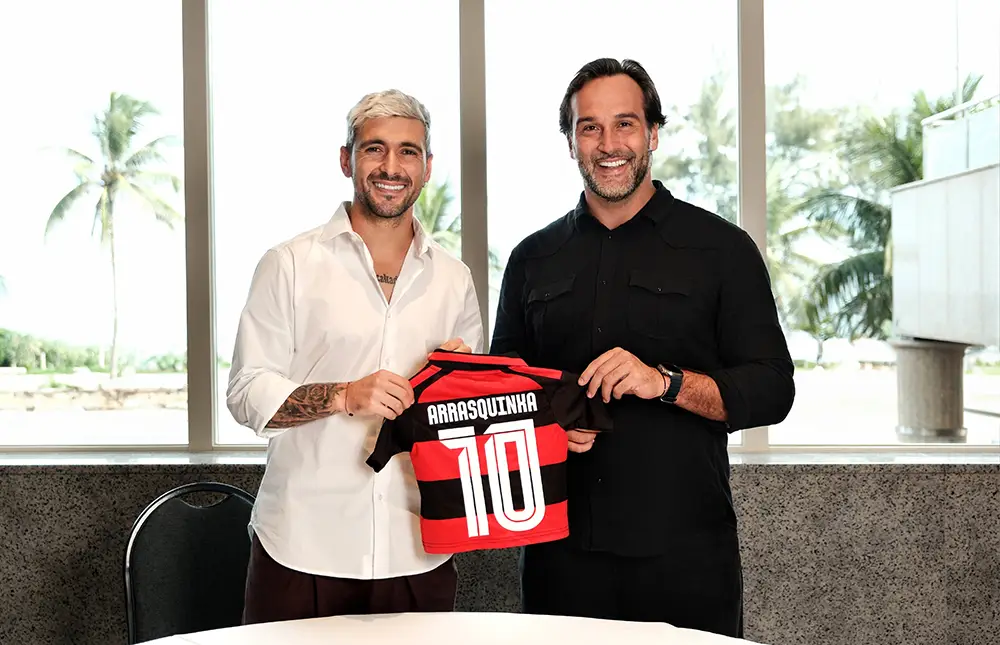 Giorgian de Arrascaeta e Guilherme Breder apresentam a camisa do Arrasquinha, personagem licenciado inspirado no jogador do Flamengo.