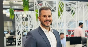 José Henrique Bermejo, CRO da EVEO no ambiente de trabalho da EVEO.
