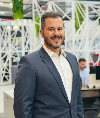 José Henrique Bermejo, CRO da EVEO no ambiente de trabalho da EVEO.