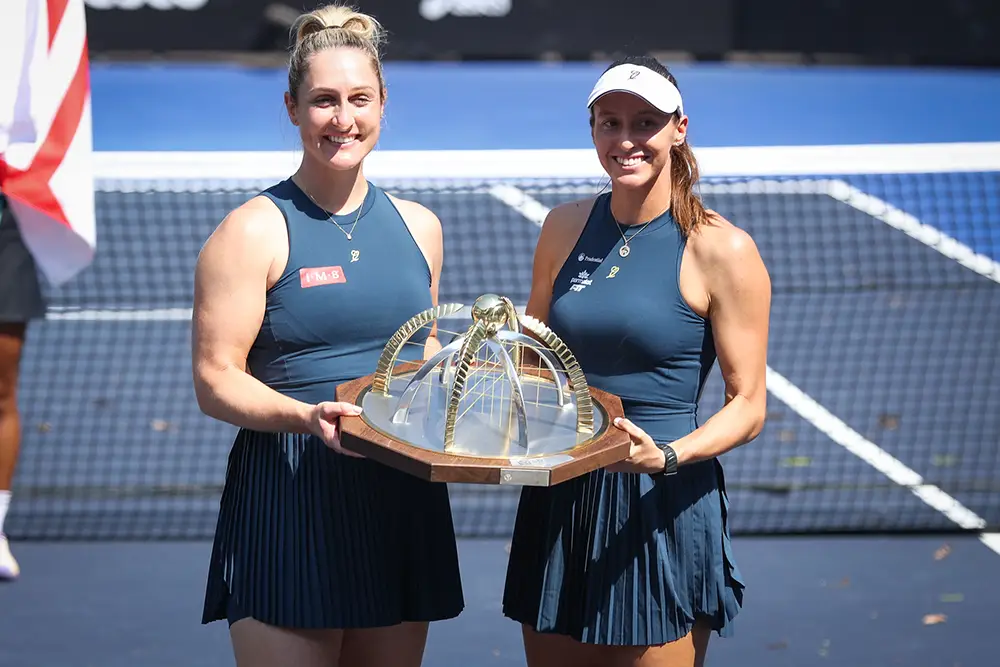 Luisa Stefani e Gabriela Dabrowski celebram o título de duplas do SP Open 2026 com o troféu no Parque Villa-Lobos.