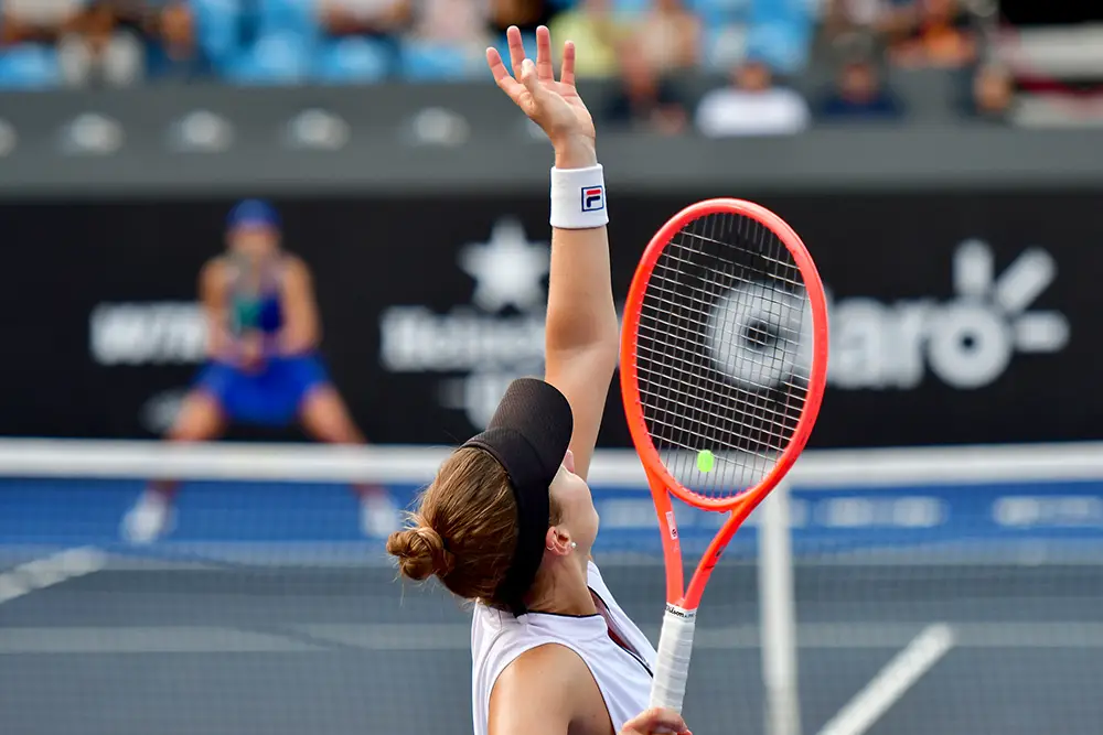 Nadia Podoroska executa saque durante semifinal do SP Open 2026 no Parque Villa-Lobos, em São Paulo.