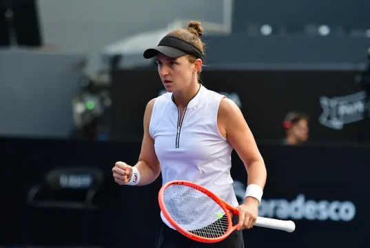 Nadia Podoroska comemora ponto durante partida de tênis no SP Open 2026, em São Paulo.
