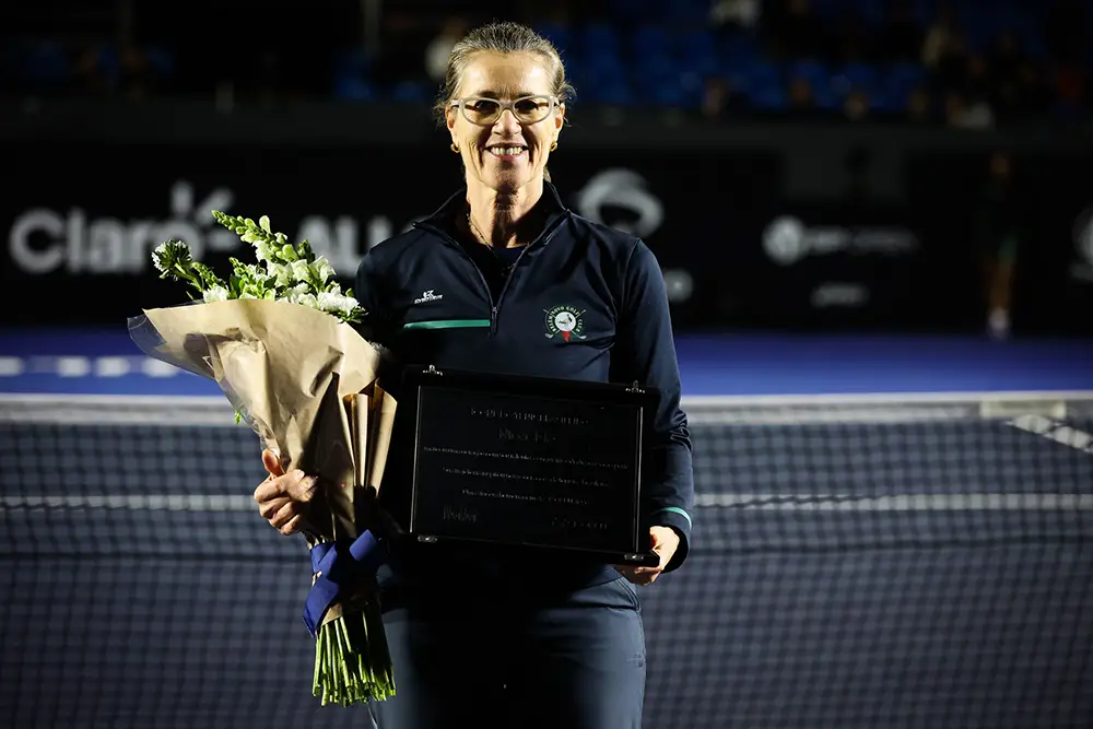 Niege Dias recebe homenagem durante o SP Open 2026 na Quadra Central Maria Esther Bueno, em São Paulo.