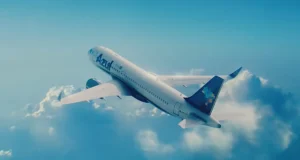 Aeronave da Azul em voo, representando a operação da companhia após falhas no sistema GPS que afetaram voos e milhares de passageiros.