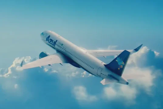 Aeronave da Azul em voo, representando a operação da companhia após falhas no sistema GPS que afetaram voos e milhares de passageiros.