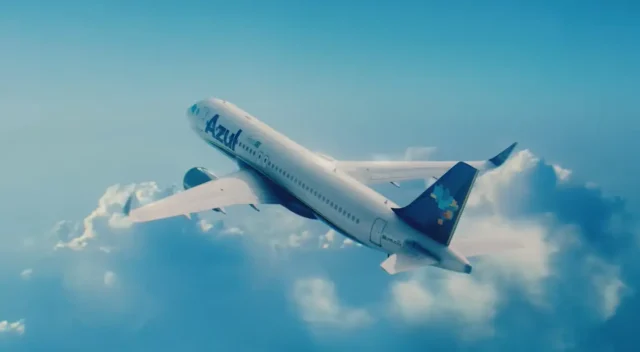 Aeronave da Azul em voo, representando a operação da companhia após falhas no sistema GPS que afetaram voos e milhares de passageiros.
