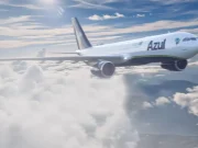 Aeronave da Azul em voo, representando a operação da companhia após falhas no sistema GPS que afetaram voos e milhares de passageiros.