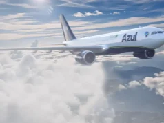 Aeronave da Azul em voo, representando a operação da companhia após falhas no sistema GPS que afetaram voos e milhares de passageiros.