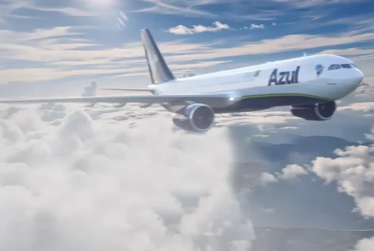 Aeronave da Azul em voo, representando a operação da companhia após falhas no sistema GPS que afetaram voos e milhares de passageiros.