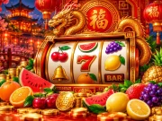 Cassino online com máquina caça-níquel de frutas, moedas e fichas, em cenário inspirado na cultura chinesa, com dragão dourado e lanternas vermelhas.