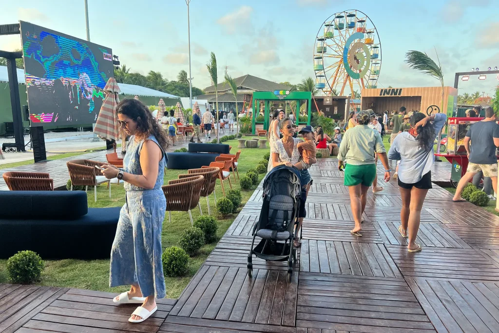 Sauípe Open 2025: área de convivência do torneio com público, atrações, roda-gigante, restaurantes e espaços de entretenimento.