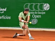 Guto Miguel no Sauípe Open 2025: tenista brasileiro disputa partida em quadra de saibro durante o torneio internacional na Bahia.