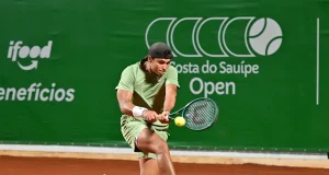 Guto Miguel no Sauípe Open 2025: tenista brasileiro disputa partida em quadra de saibro durante o torneio internacional na Bahia.