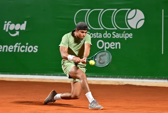 Guto Miguel no Sauípe Open 2025: tenista brasileiro disputa partida em quadra de saibro durante o torneio internacional na Bahia.