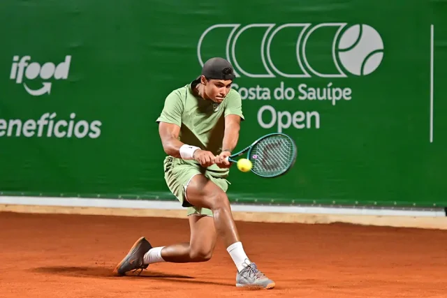 Guto Miguel no Sauípe Open 2025: tenista brasileiro disputa partida em quadra de saibro durante o torneio internacional na Bahia.