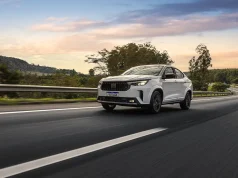 Dia D da Fiat termina hoje com Fastback por R$ 119.990 Fiat Fastback branco trafega por uma rodovia durante o pôr do sol, em destaque na campanha de ofertas do Dia D Fiat.