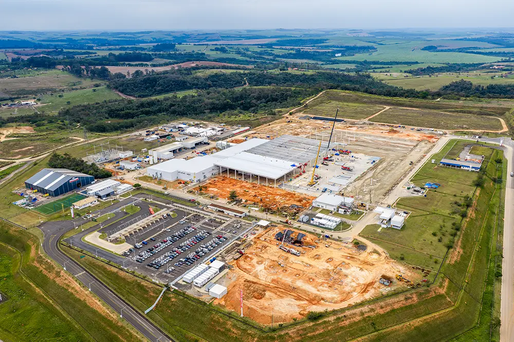 Vista aérea da fábrica da Toyota em Porto Feliz, São Paulo, mostra a estrutura industrial e as obras de reconstrução da unidade.