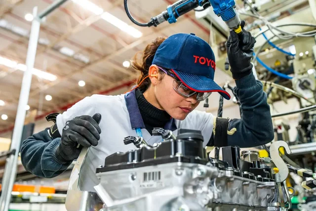 Toyota do Brasil reativa fábrica de motores em Porto Feliz e prevê operação plena em 2028 Funcionária da Toyota trabalha na montagem de motor em fábrica da empresa, destacando tecnologia e produção automotiva no Brasil.