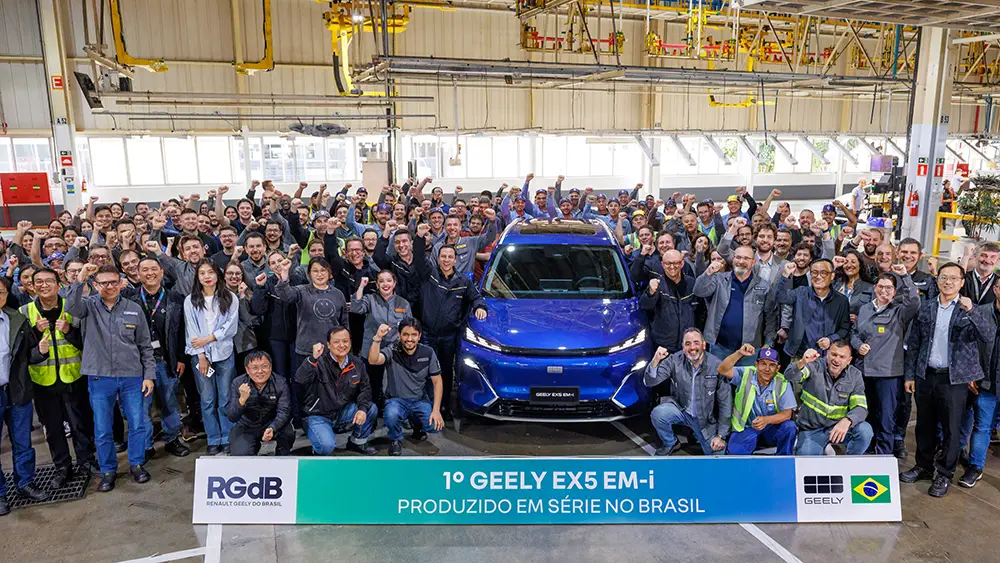 Equipe da Renault Geely celebra a produção em série do primeiro Geely EX5 EM-i fabricado no Brasil, no Complexo Industrial Ayrton Senna, no Paraná.