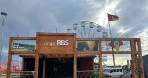 Grupo RBS participa do Acampamento Farroupilhas 2026 com transmissões, conteúdos especiais e programação no Galpão RBS, em Porto Alegre.