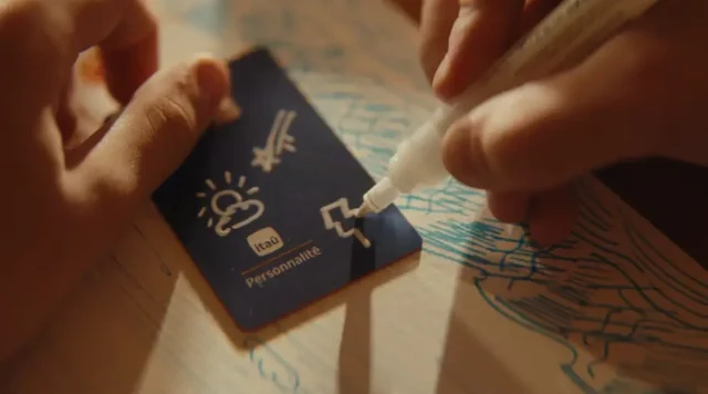 taú Personnalité lança campanha “Pra todos os seus feitos” Campanha Itaú Personnalité mostra pessoa desenhando símbolos em cartão azul sobre papel, representando sonhos, projetos e conquistas financeiras.