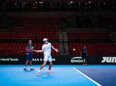 João Fonseca abre hoje confronto entre Brasil e Suíça pela Copa Davis João Fonseca treina na quadra da Copa Davis, com arquibancadas ao fundo, durante preparação para o confronto entre Brasil e Suíça no Rio de Janeiro.