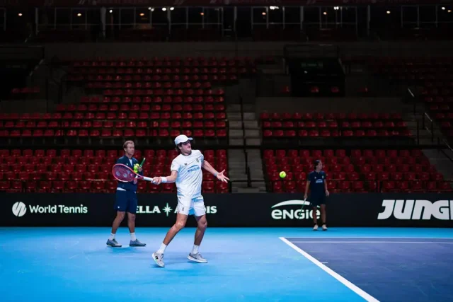 João Fonseca estreia hoje contra Stricker pela Copa Davis no Rio João Fonseca treina na quadra da Copa Davis, com arquibancadas ao fundo, durante preparação para o confronto entre Brasil e Suíça no Rio de Janeiro.