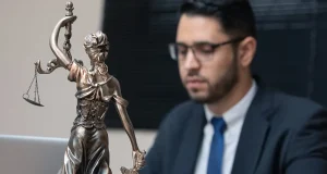 Advogado em escritório diante de uma estátua da Justiça, representando marketing jurídico e estratégias digitais para escritórios de advocacia.
