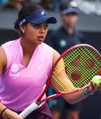 Naná Silva disputa partida de tênis no SP Open 2026 com raquete em mãos na Quadra Central.