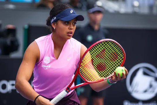 Naná Silva disputa partida de tênis no SP Open 2026 com raquete em mãos na Quadra Central.