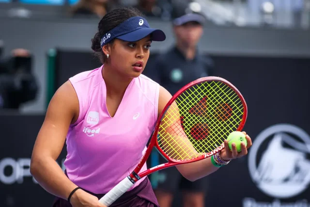 Naná Silva disputa partida de tênis no SP Open 2026 com raquete em mãos na Quadra Central.