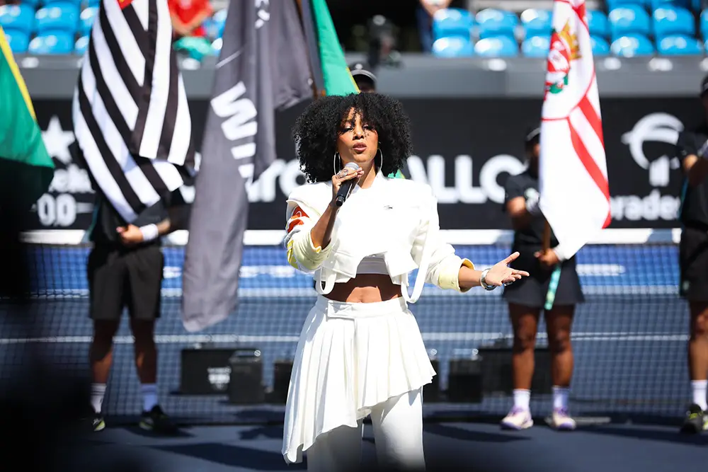 Cantora Negra Li se apresenta durante a cerimônia de premiação do SP Open 2026, no Parque Villa-Lobos, em São Paulo.