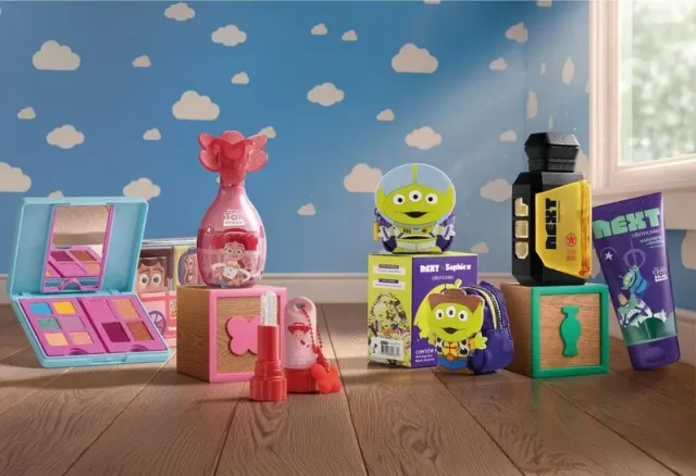 O Boticário lança linha infantil inspirada em Toy Story Linha infantil O Boticário inspirada em Toy Story, com maquiagem, fragrâncias e produtos de cuidados pessoais de Sophie e Next para o Dia das Crianças.