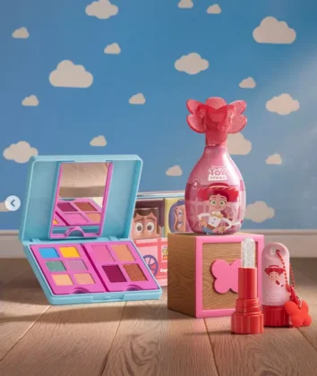 Linha infantil O Botic&aacute;rio inspirada em Toy Story, com maquiagem, fragr&acirc;ncias e produtos de cuidados pessoais de Sophie e Next para o Dia das Crian&ccedil;as.