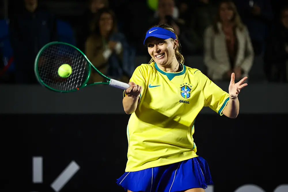 Paula Badosa participa do evento "Ponto em Quadra" no SP Open 2026 vestindo camisa da Seleção Brasileira.