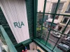 Vista interna da flagship da Riachuelo na Oscar Freire mostra o espaço de entrada, a arquitetura da loja e a movimentação da rua.