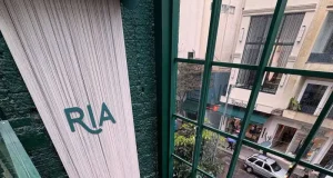 Vista interna da flagship da Riachuelo na Oscar Freire mostra o espaço de entrada, a arquitetura da loja e a movimentação da rua.