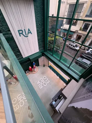 Vista interna da flagship da Riachuelo na Oscar Freire mostra o espa&ccedil;o de entrada, a arquitetura da loja e a movimenta&ccedil;&atilde;o da rua.