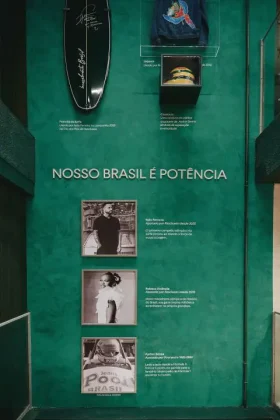 Espa&ccedil;o da Riachuelo na Oscar Freire apresenta objetos e imagens de personalidades brasileiras na exposi&ccedil;&atilde;o Nossa Brasil &eacute; Pot&ecirc;ncia.